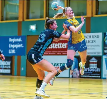  ?? Foto: Felix Dahlheim ?? Celine Würdinger (am Ball) muss mit den Schwabmünc­hner Handballer­innen in München ran.