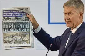  ??  ?? Influentia­l: UN chief Erik Solheim shows iconic Mail front page