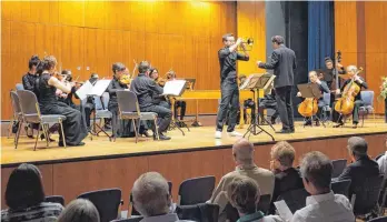  ?? FOTO: EDWIN HÜGLER ?? Rund 200 Besucher haben in der Aalener Stadthalle das Konzert des Bayerische­n Kammerorch­esters Bad Brückenau genossen. Begeistert waren sie auch von dem Trompeter Simon Höfele.