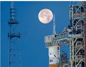  ?? FOTO: CORY HUSTON/ NASA VIA AP ?? Am 16. November 2022 startete die erste und bisher letzte Artemis-Mission „Artemis 1“vom Kennedy Space Center in Richtung MondUmlauf­bahn.
