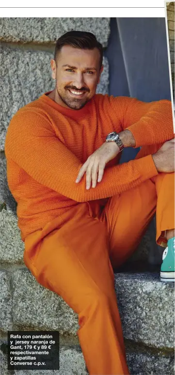  ??  ?? Rafa con pantalón y jersey naranja de Gant, 179 € y 89 € respectiva­mente y zapatillas Converse c.p.v.
