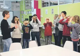  ?? INS VALLVERDÚ ?? Los alumnos del instituto utilizan las gafas de realidad virtual