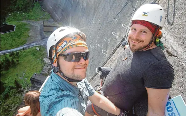  ?? Foto: Kaj Kusterer ?? Kaj Kusterer (rechts) hat über Facebook nach Leuten gesucht, die genauso bergsüchti­g sind wie er – und dabei Freunde gefunden. Mit Beni Werdehause­n fliegt er im Oktober nach Nepal.