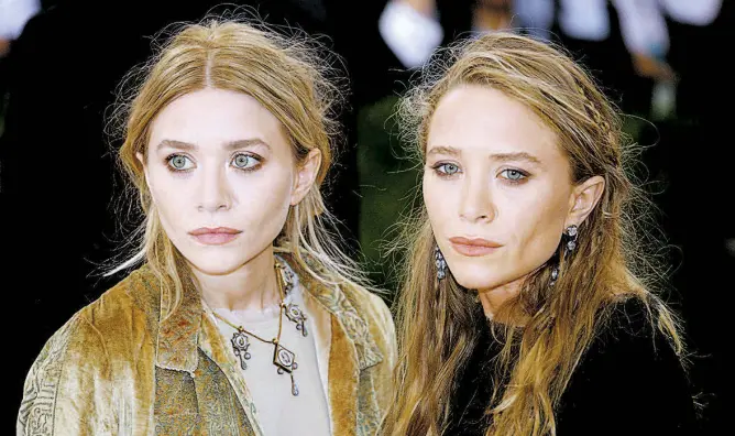  ?? EFE ?? Ashley y Mary-Kate Olsen posan en la alfombra roja de la Gala Me.