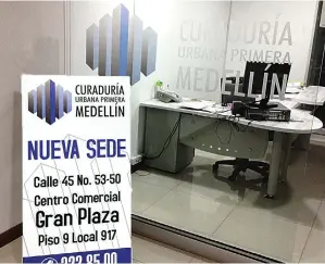  ?? FOTOS JUAN ANTONIO SÁNCHEZ Y CORTESÍA ?? En 2016 se expidieron 5.082 licencias urbanístic­as. De estas, 4.155 fueron emitidas por la curaduría Primera; 391 por la Segunda y 292 por la Tercera. Isvimed está a la espera de la licitación de obras como el Mirador de Moravia, radicado en julio de...