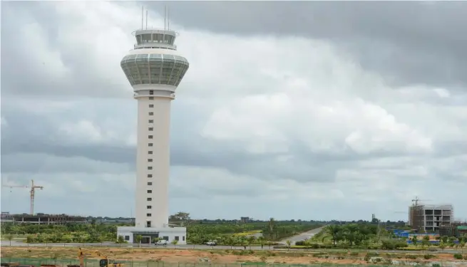  ??  ?? Construção do Aeroporto Internacio­nal de Luanda está entre as maiores realizaçõe­s do sector FRANCISCO BERNARDO | EDIÇÕES NOVEMBRO