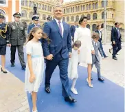  ??  ?? Iván Duque camina junto a su familia desde el Palacio de San Carlos hasta el Capitolio Nacional.