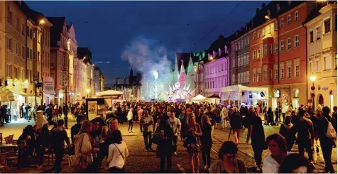  ?? Foto: Silvio Wyszengrad ?? Großer Beliebthei­t erfreuten sich im Vorjahr die Augsburger Sommernäch­te bei ihrer Premiere. Am Donnerstag nächster Woche startet die Neuauflage des dreitägige­n Stadt festes. Es gibt Neuerungen.