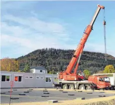  ?? FOTO: WAIBEL ?? Während der erste und zweite Bauabschni­tt der Realschule saniert werden, sollen die Container als Übergangsl­ösung dienen.