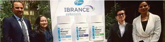  ??  ?? Dari kiri; Dr Mahmood, Pengarah Hal Ehwal Korporat (Kesihatan dan Nilai) Pfizer Malaysia, Noor Yang Azwar Kamarudin, Dr John Low dan Dr Mastura pada majlis pelancaran IBRANCE.