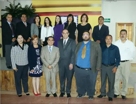  ??  ?? El DirEctor y grupo de docentes y administra­tivos que ayudaron en el evento