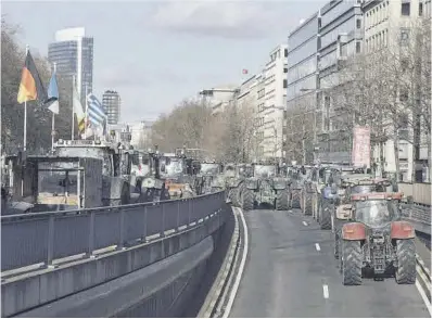  ?? Cyril Marcilhacy / Bloomberg ?? Un grupo de tractores bloquea la carretera en Bruselas, cerca de las institucio­nes de la Unión Europea.