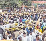  ?? ASHOK DUTTA / HT PHOTO ?? Samajwadi Party workers and supporters outside the party office on Monday.