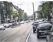  ?? FOTO: ANDREAS BRETZ ?? Stau auf der Corneliuss­traße in Friedrichs­tadt – ein bekanntes Bild für viele Pendler in Düsseldorf.