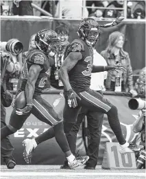  ?? Godofredo A. Vasquez / Staff photograph­er ?? Texans defensive back Andre Hal, left, intercepte­d his first pass of the year since returning from a battle with lymphoma.