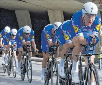  ?? FOTO: DPA ?? Auf dem Weg zu WM-Gold: Maximilian Schachmann (re.) führt den Quick-Step-Floors-Express an.