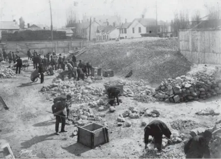  ?? CITY OF TORONTO ARCHIVE PHOTOS ?? To deter “casuals” from taking advantage of the system, men seeking aid were required to break “two yards” of stone in order to qualify for relief.