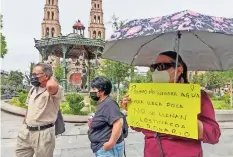  ?? ?? llegan vecinos al centro de la ciudad a exigir el restableci­miento a la brevedad del servicio