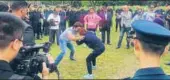  ?? TABLEFILM ?? Promotiona­l stunt: Khan hones wrestling skills in China