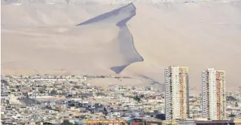  ??  ?? ► Una vista de Iquique y, al fondo, el tradiciona­l cerro Dragón.