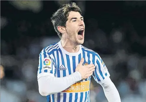  ?? FOTO: UNCITI ?? Aritz Elustondo celebra uno de los 44 goles de la Real esta temporada en Anoeta, el que marcó en la ‘manita’ al Deportivo de la Coruña (5-0)