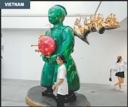  ?? /AFP ?? La escultura titulada Land Genie, del artista vietnamita Pham Thai Binh, representa a un genio sosteniend­o al virus