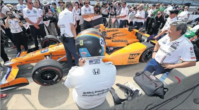  ??  ?? POSIBILIDA­D. Alonso y McLaren han descartado enrolarse en la IndyCar al completo en 2019, pero dejan abierta la posibilida­d de repetir esta imagen y volver a correr la Indy 500.