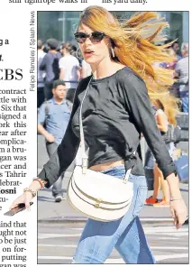  ??  ?? Sofía Vergara rocks a casual-chic look as the wind catches her hair while strolling around Midtown over the weekend.