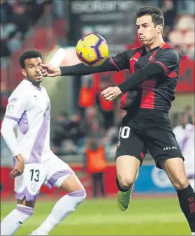  ?? FOTO: XAVIER JURIO ?? Ricardo Vaz intenta controlar un balón ante la presión rival