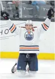  ?? FOTO: ALEX GALLARDO/AP/DPA ?? NHL-Star Leon Draisaitl freut sich nach seinem Treffer während des dritten Drittels. Die Edmonton Oilers gewannen 6:1.