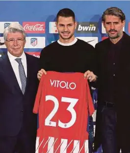  ??  ?? Vitolo bersama Presiden Atletico Madrid, Enrique Cerezo dan pengurus kelab, Jose Luis Perez Caminero (kanan).