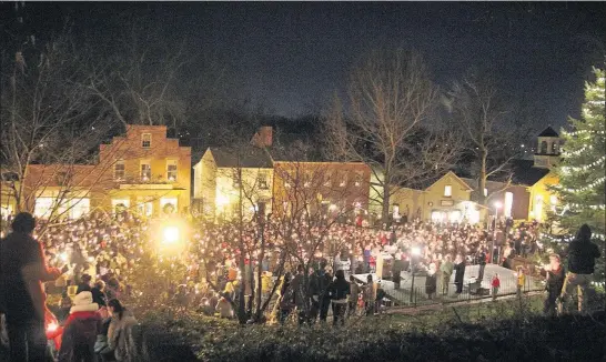  ?? [HISTORIC ROSCOE VILLAGE] ?? Holiday revelers at the Roscoe Village candelight­ing