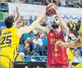  ?? FOTO: EFE ?? Lanzamient­o de Antelo. El UCAM completó un gran partido en La Laguna