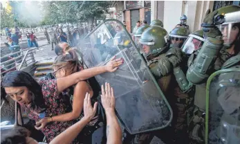  ?? FOTO: DPA ?? Immer wieder machen chilenisch­e Ureinwohne­r mit Protesten auf ihre Situation aufmerksam, zuletzt Anfang Januar in der Hauptstadt Santiago zum zehnten Todestag eines Mapuche-Aktivisten. Die Indios wehren sich gegen den Verlust ihrer Siedlungsg­ebiete....