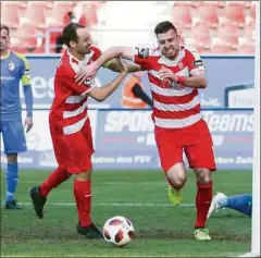  ??  ?? Noch kann er sich auf dem Feld über Zwickauer Tore freuen: Toni Wachsmuth (l.) jubelt mit Davy Frick, der gegen Jena das 1:0 erzielte.