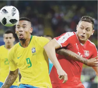  ??  ?? ENFOQUE. El brasileño Gabriel Jesús (9) fija su mirada en el balón mientras batalla con el serbio Nemanja Matic durante el choque de ayer. Abajo, mientras, Neymar (10) felicita con un abrazo a Thiago Silva luego de que este marcara el segundo gol de...