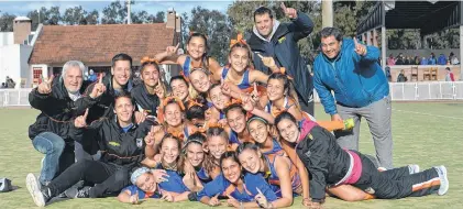  ?? FOTO ABH ?? jugadoras, cuerpo técnico y ayudantes de Bahía celebran el título y la clasificac­ión al Argentino.