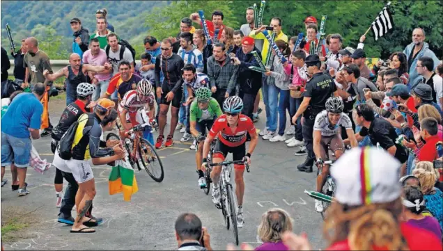  ??  ?? LA ÚLTIMA VISITA. Chris Horner confirmó su maillot rojo en el Angliru, un día antes del final en Madrid, en la sexta y última presencia del coloso asturiano en la Vuelta.