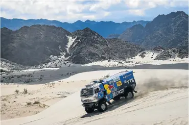  ??  ?? Eduard Nikolaev tackles the dunes of the Dakar Rally in his Kamaz.