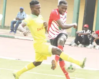  ??  ?? Lobi Stars defender, Ebube Duru (right) clears the ball under pressure from a Remo Stars attacker during their league match at the Aper Aku stadium in Makurdi