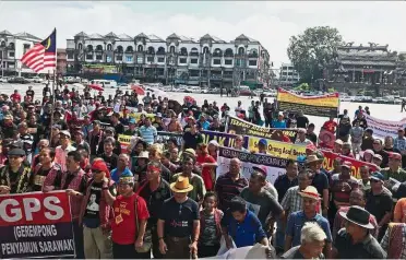  ??  ?? Showing their displeasur­e: More than 500 people from at least 10 social rights bodies protesting in Bintulu against the Sarawak Land Code Amendment passed by the State Assembly.