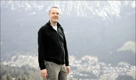  ?? BILD: PRIVAT ?? Im Urlaub: Oberkirche­nrat Thomas Adomeit schöpft in den Dolomiten neue Kraft. Der 48-Jährige geht aber nicht nur gern wandern, sondern er fährt in seiner Freizeit auch Ski und radelt fast jeden Morgen zur Arbeit.