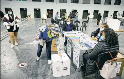  ?? CÉSAR RANGEL ?? Miles de ecuatorian­os acudieron ayer a las urnas muy atentos a las medidas de seguridad