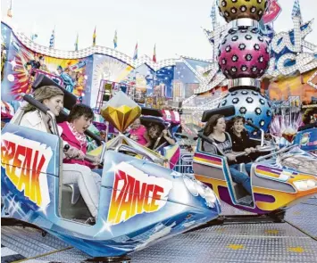  ?? Archivfoto: Erich Echter ?? Im Fahrgeschä­ft Breakdance geht’s auf dem Aichacher Volksfest rund.