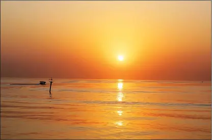  ?? (Abdullah Abuzaid – KUNA). ?? Sunrise at Al-Kout Beach.