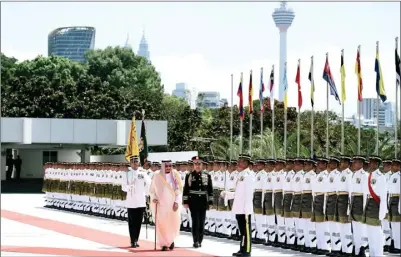  ?? MANAN VATSYAYANA/AFP PHOTO ?? TAMU KEHORMATAN: Raja Salman (dua dari kiri) melakukan inspeksi pasukan dalam upacara kenegaraan di Parliament House, Kuala Lumpur, kemarin.