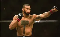  ?? Paulo Lopes/Futura Press/Estadão Conteúdo ?? Brasileiro derrotou norte-americano Eryk Anders no UFC disputado em São Paulo no final de semana