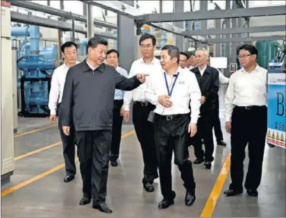  ?? / XINHUA ?? El presidente chino, Xi Jinping, visita una factoría de procesamie­nto de tierras raras en Ganzhou.