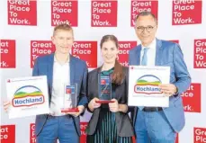  ?? FOTO: HOCHLAND ?? Sie freuen sich über die Auszeichnu­ng von Hochland als „Great place to work“(von links): Vorstand Hubert Staub, Giulia Gagliardi und Josef Stitzl, Geschäftsf­ührer der Hochland Deutschlan­d GmbH. Die Feier fand vor Ausbruch der CoronaPand­emie statt.