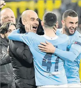  ?? FOTO: AP ?? Foden se abraza a Guardiola
El jovemn extremo marcó el 2-1 en la ida y ayer el 1-2